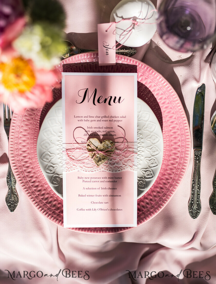 MENÜ & PROGRAMME  
 rustikal und Spitze Rustikales Hochzeitsmenü mit Spitze, Hochzeitsdinner-Menü im Scheunenstil, ökologisch-romantische personalisierte Karten mit Holzherz, Kraft-Hochzeitsmenü, einfaches rustikales Spitzen-Hochzeitsmenü, elegante rosa Hochzeitsmenü-Karten.