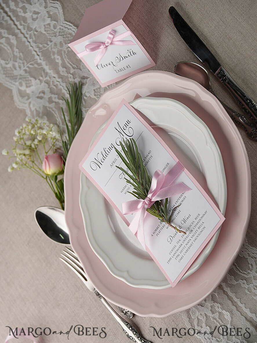 MENÜ & PROGRAMME  
 rustikal und Spitze Romantisches handgemachtes Hochzeitsmenü in Blush-Rosa, glamouröses minimalistisches Abendmenü mit Schleife, elegantes einfaches Partytischmenü, modernes Hochzeitsmenükarte in Weiß und Rosa.