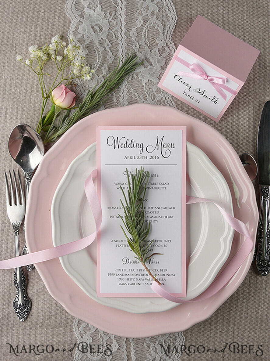 MENÜ & PROGRAMME  
 rustikal und Spitze Romantisches handgemachtes Hochzeitsmenü in Blush-Rosa, glamouröses minimalistisches Abendmenü mit Schleife, elegantes einfaches Partytischmenü, modernes Hochzeitsmenükarte in Weiß und Rosa.