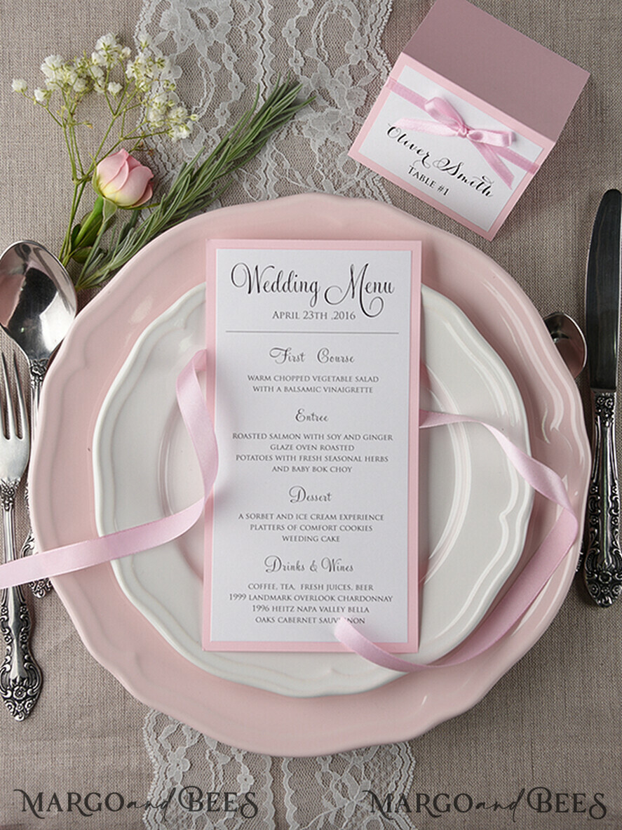 MENÜ & PROGRAMME  
 rustikal und Spitze Romantisches handgemachtes Hochzeitsmenü in Blush-Rosa, glamouröses minimalistisches Abendmenü mit Schleife, elegantes einfaches Partytischmenü, modernes Hochzeitsmenükarte in Weiß und Rosa.