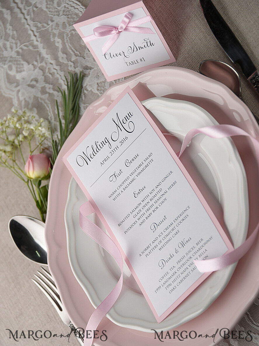MENÜ & PROGRAMME  
 rustikal und Spitze Romantisches handgemachtes Hochzeitsmenü in Blush-Rosa, glamouröses minimalistisches Abendmenü mit Schleife, elegantes einfaches Partytischmenü, modernes Hochzeitsmenükarte in Weiß und Rosa.