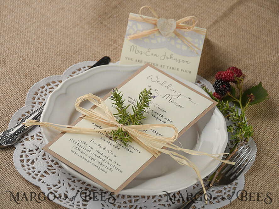 MENÜ & PROGRAMME  
 rustikal und Spitze Maßgeschneidertes Rustikales Glamour Hochzeitsmenü, Maßgeschneiderte Vintage Hochzeitsmenükarten, Elegante Hochzeitsmenüs mit Raffiaband, Minimalistische handgefertigte Ecru- und Braune Hochzeitsmenükarte