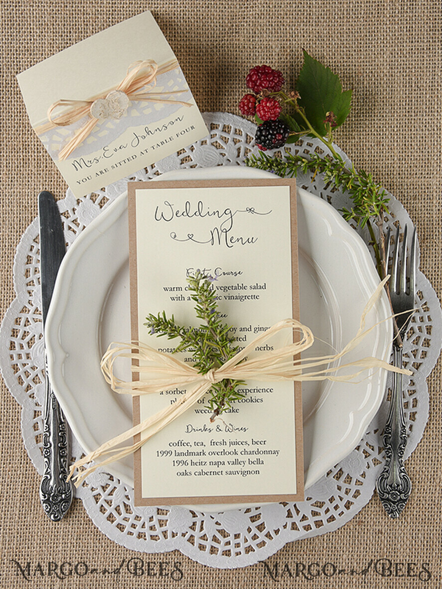 MENÜ & PROGRAMME  
 rustikal und Spitze Maßgeschneidertes Rustikales Glamour Hochzeitsmenü, Maßgeschneiderte Vintage Hochzeitsmenükarten, Elegante Hochzeitsmenüs mit Raffiaband, Minimalistische handgefertigte Ecru- und Braune Hochzeitsmenükarte