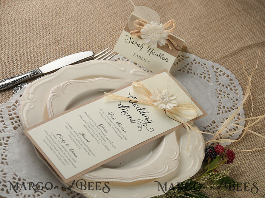 MENÜ & PROGRAMME  
 rustikal und Spitze Rustikales Hochzeitsmenü mit Blumen, Hochzeitsmenü-Karten für die Scheune, ökologisch romantische personalisierte Karten mit Dekoration, einfaches rustikales Hochzeitsprogramm, elegantes ecrufarbenes Hochzeitsmenü.