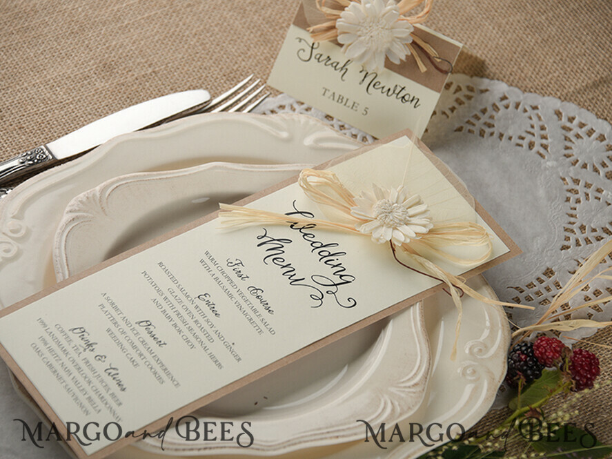 MENÜ & PROGRAMME  
 rustikal und Spitze Rustikales Hochzeitsmenü mit Blumen, Hochzeitsmenü-Karten für die Scheune, ökologisch romantische personalisierte Karten mit Dekoration, einfaches rustikales Hochzeitsprogramm, elegantes ecrufarbenes Hochzeitsmenü.