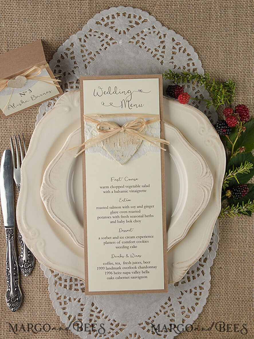MENÜ & PROGRAMME  
 rustikal und Spitze Minimalistisches braunes Hochzeitsmenü, ästhetisches Spitzenempfangs-Dinner-Menü, romantisches Menü mit Holzherz, elegante Hochzeitsmenükarten