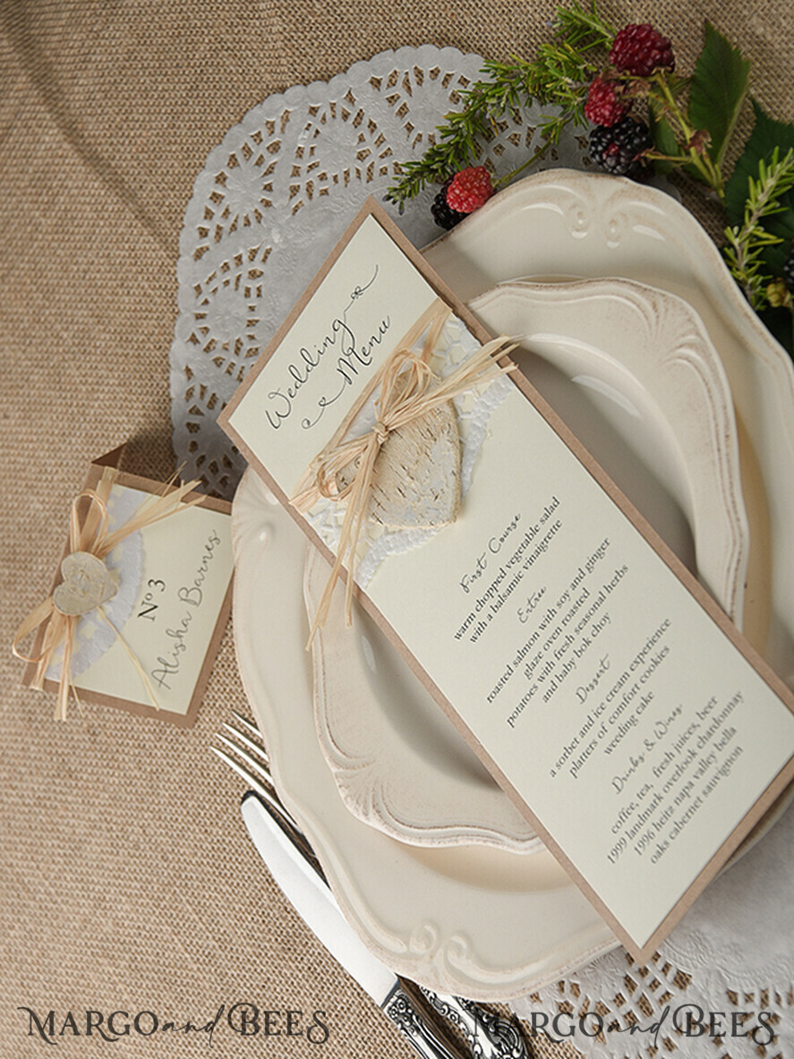 MENÜ & PROGRAMME  
 rustikal und Spitze Minimalistisches braunes Hochzeitsmenü, ästhetisches Spitzenempfangs-Dinner-Menü, romantisches Menü mit Holzherz, elegante Hochzeitsmenükarten