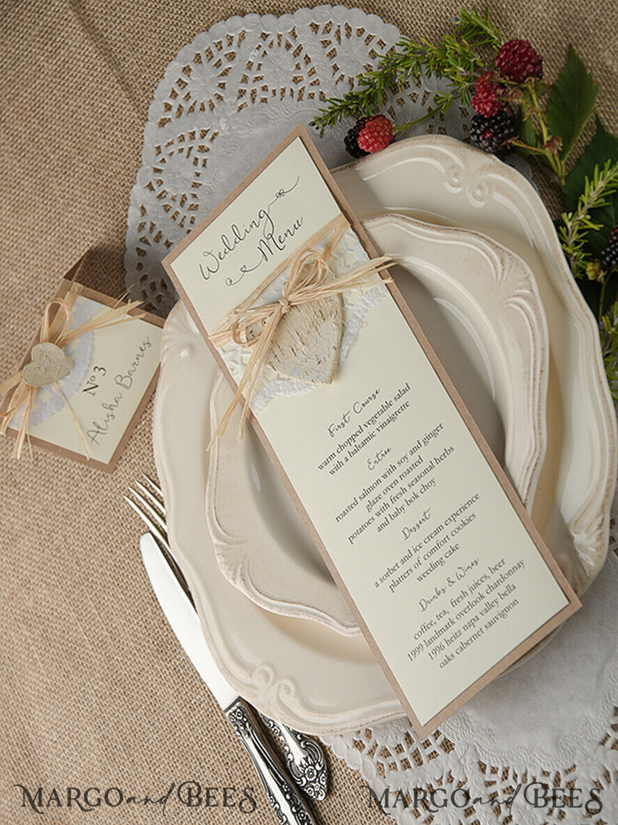 MENÜ & PROGRAMME  
 rustikal und Spitze Minimalistisches braunes Hochzeitsmenü, ästhetisches Spitzenempfangs-Dinner-Menü, romantisches Menü mit Holzherz, elegante Hochzeitsmenükarten
