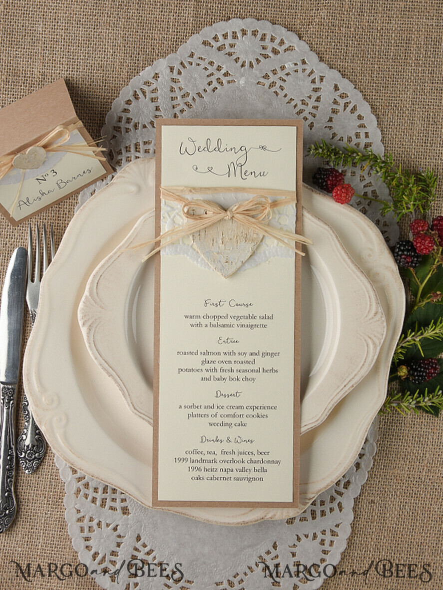 MENÜ & PROGRAMME  
 rustikal und Spitze Minimalistisches braunes Hochzeitsmenü, ästhetisches Spitzenempfangs-Dinner-Menü, romantisches Menü mit Holzherz, elegante Hochzeitsmenükarten