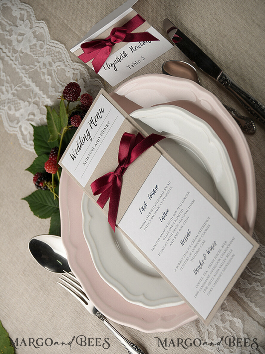 MENÜ & PROGRAMME  
 rustikal und Spitze Minimalistisches weißes und braunes Hochzeitsmenü, einzigartiges ästhetisches Empfangs-Dinner-Menü, einfaches romantisches Menü mit burgunderfarbenem Band, elegante handgefertigte Hochzeitsmenükarten.