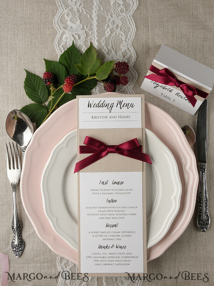 MENÜ & PROGRAMME  
 rustikal und Spitze Minimalistisches weißes und braunes Hochzeitsmenü, einzigartiges ästhetisches Empfangs-Dinner-Menü, einfaches romantisches Menü mit burgunderfarbenem Band, elegante handgefertigte Hochzeitsmenükarten.