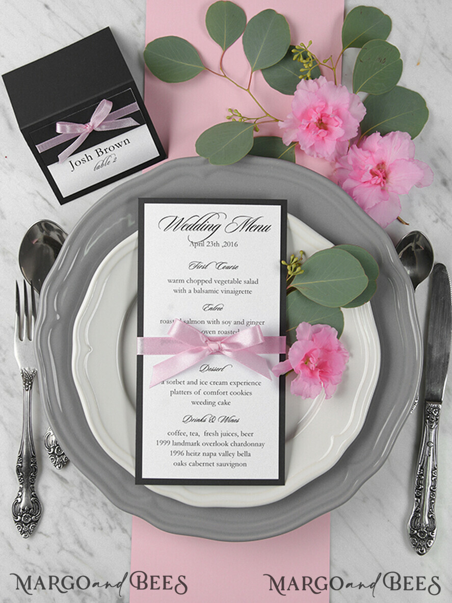 MENÜ & PROGRAMME  
 rustikal und Spitze Minimalistisches schwarzes Hochzeitsmenü, ästhetisches Empfangs-Dinner-Menü, romantisches Menü mit rosa Schleife, elegantes schwarzes Hochzeitsmenü, einzigartiges modernes Schwarz-Weiß-Menü