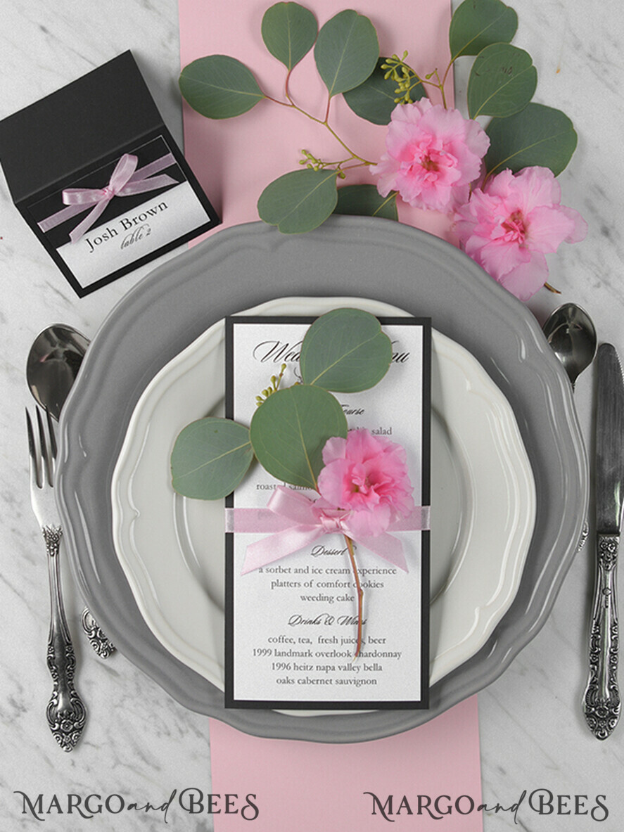 MENÜ & PROGRAMME  
 rustikal und Spitze Minimalistisches schwarzes Hochzeitsmenü, ästhetisches Empfangs-Dinner-Menü, romantisches Menü mit rosa Schleife, elegantes schwarzes Hochzeitsmenü, einzigartiges modernes Schwarz-Weiß-Menü