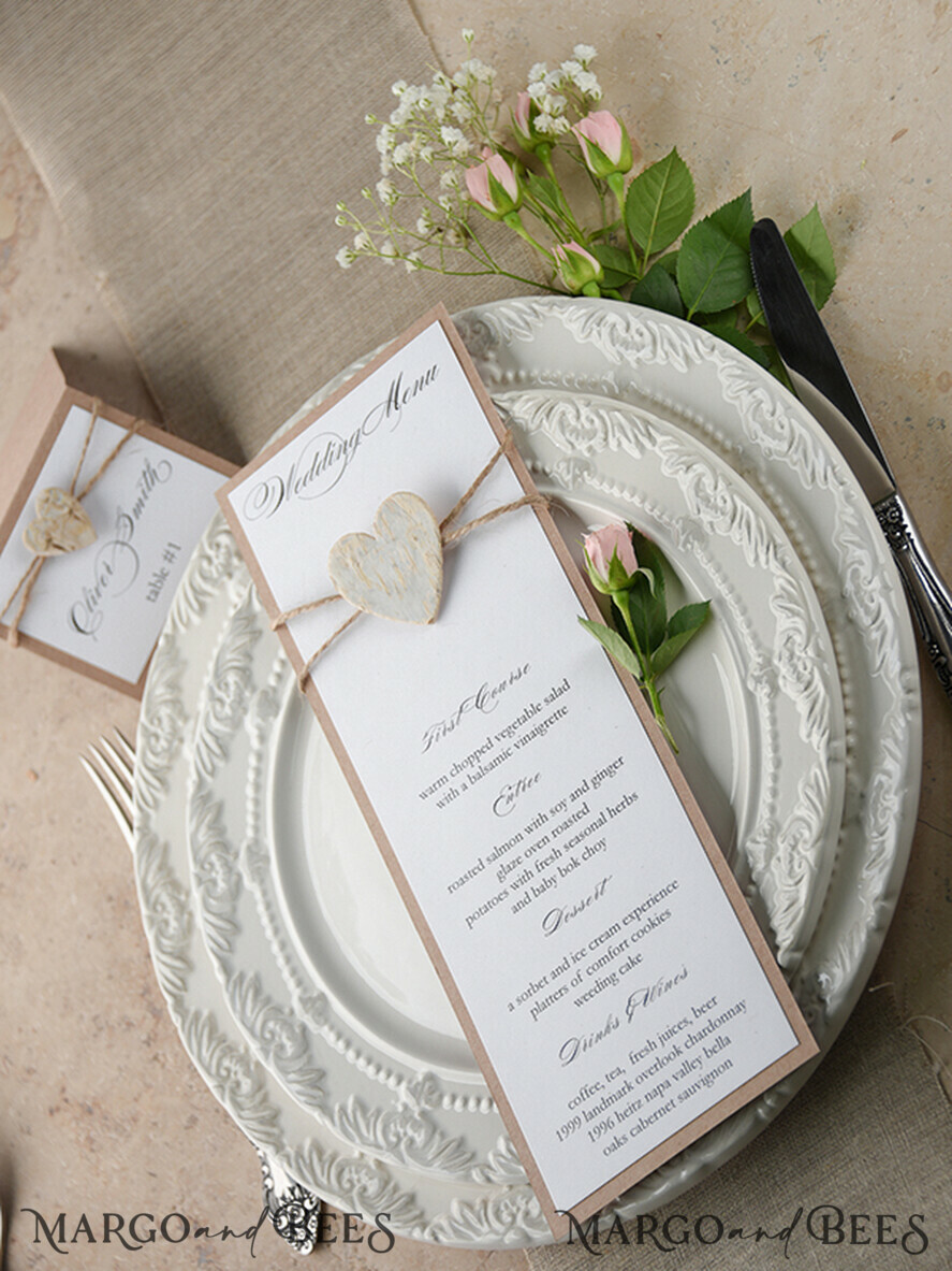 MENÜ & PROGRAMME  
 rustikal und Spitze Minimalistische weiße Hochzeitsmenüs, elegante rustikale Hochzeitsmenükarten, ästhetisches Hochzeitsdinner-Menü mit Holzherz, modernes Hochzeitsmenü, zartes klassisches Hochzeitsmenü.