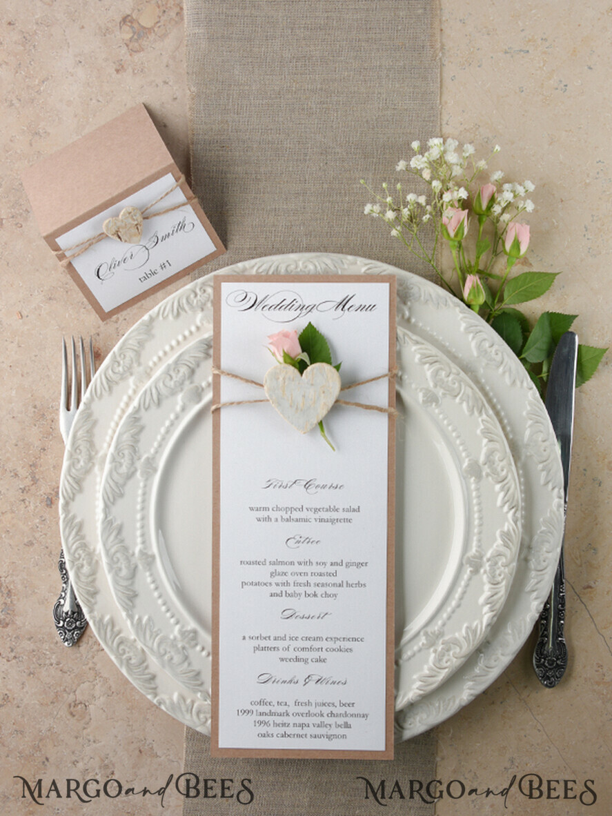 MENÜ & PROGRAMME  
 rustikal und Spitze Minimalistische weiße Hochzeitsmenüs, elegante rustikale Hochzeitsmenükarten, ästhetisches Hochzeitsdinner-Menü mit Holzherz, modernes Hochzeitsmenü, zartes klassisches Hochzeitsmenü.