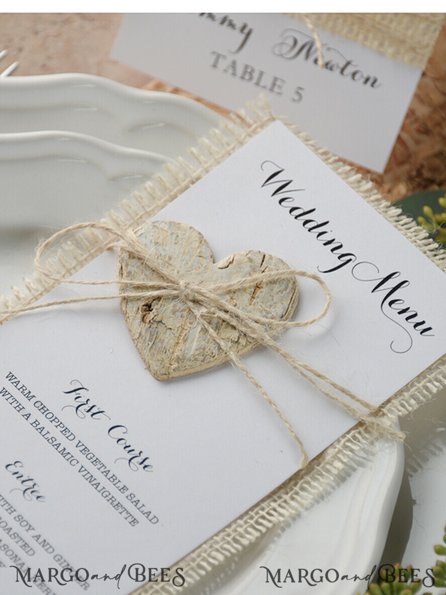 MENÜ & PROGRAMME  
 rustikal und Spitze Minimalistische weiße Hochzeitsmenüs, elegante rustikale Hochzeitsmenükarten, ästhetisches Hochzeitsdinner-Menü mit Holzherz, modernes Hochzeitsmenü, zartes klassisches Hochzeitsmenü.