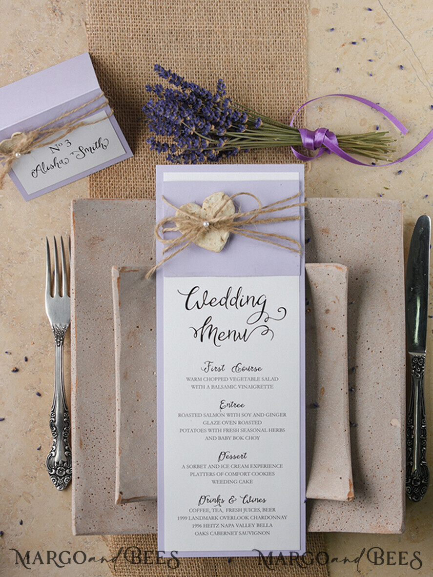 MENÜ & PROGRAMME  
 rustikal und Spitze Zartes Flieder Hochzeitsmenü, einzigartige elegante Hochzeitsmenüs mit Jute-Schnur und Herz, minimalistische lila Hochzeitsmenükarten, moderne Dinnerkarte für die Hochzeit