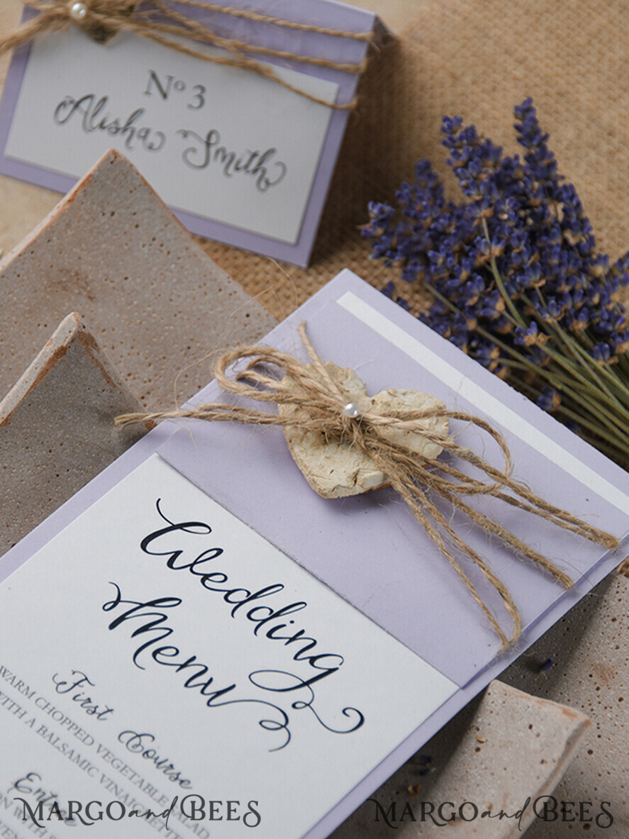 MENÜ & PROGRAMME  
 rustikal und Spitze Zartes Flieder Hochzeitsmenü, einzigartige elegante Hochzeitsmenüs mit Jute-Schnur und Herz, minimalistische lila Hochzeitsmenükarten, moderne Dinnerkarte für die Hochzeit