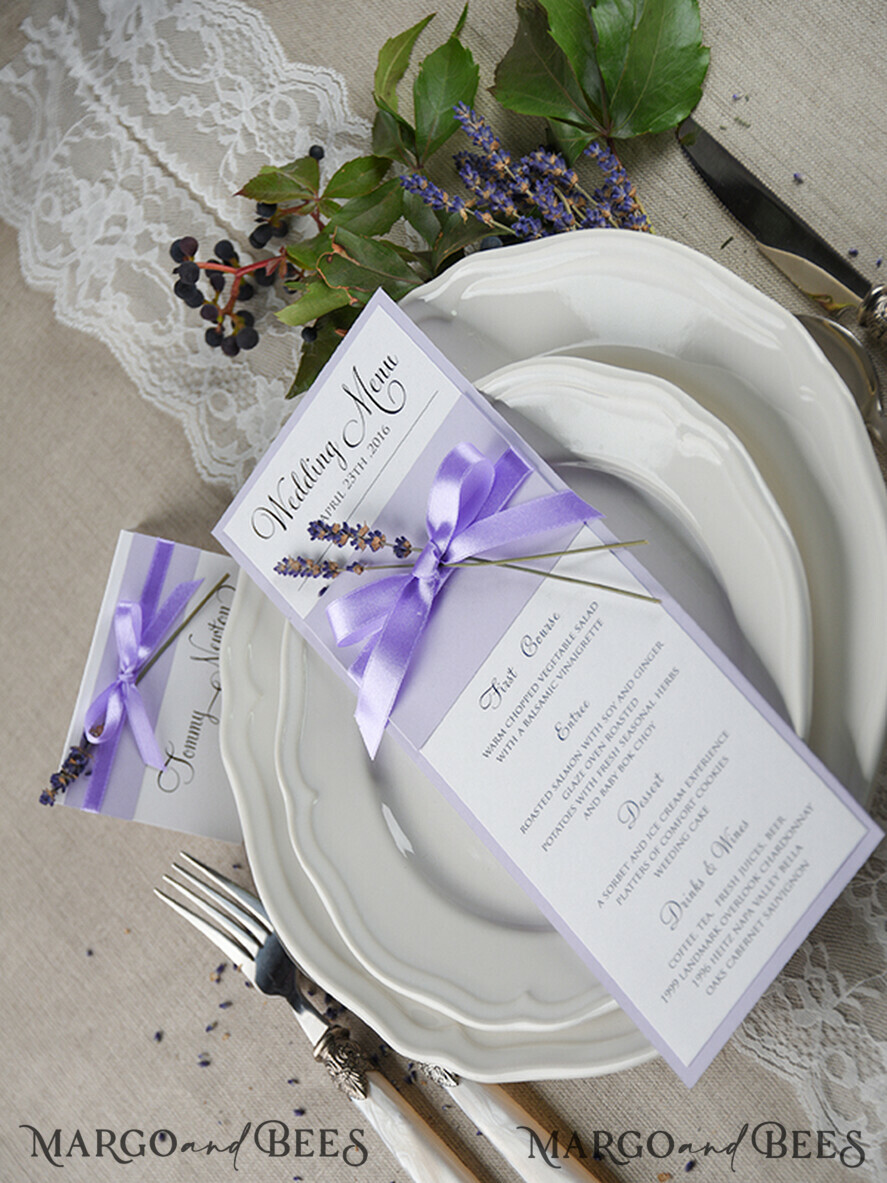MENÜ & PROGRAMME  
 rustikal und Spitze Zartes Flieder-Hochzeitsmenü, elegante Hochzeitsmenüs mit Lavendel, minimalistische lilafarbene Hochzeitsmenükarten, moderne Dinnerkarte für die Hochzeit.