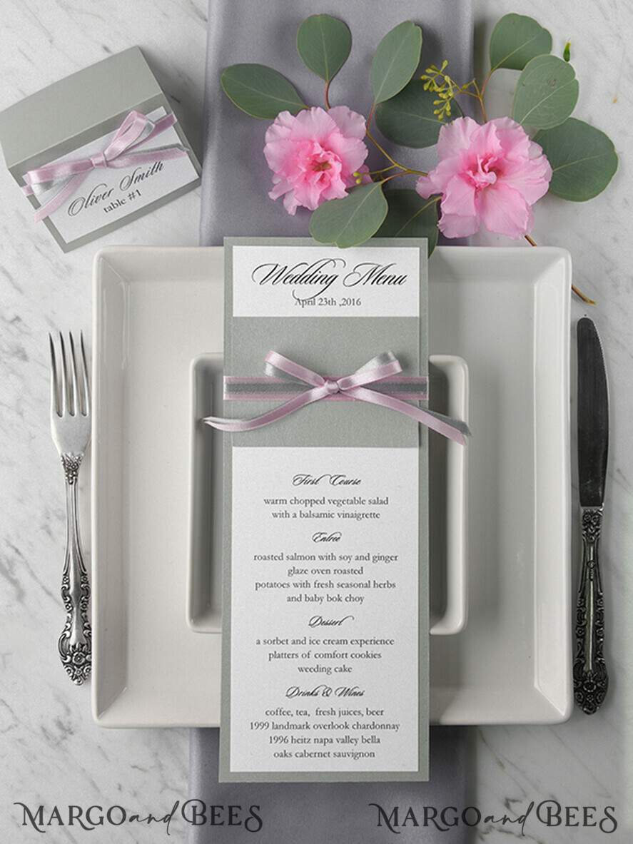 MENÜ & PROGRAMME  
 rustikal und Spitze Romantisches graues Hochzeitsmenü, elegante Menükarte mit rosa Schleife, modernes Shabby Chic Hochzeitsdinner-Menü, einfaches romantisches handgemachtes minimalistisches Hochzeitsmenü