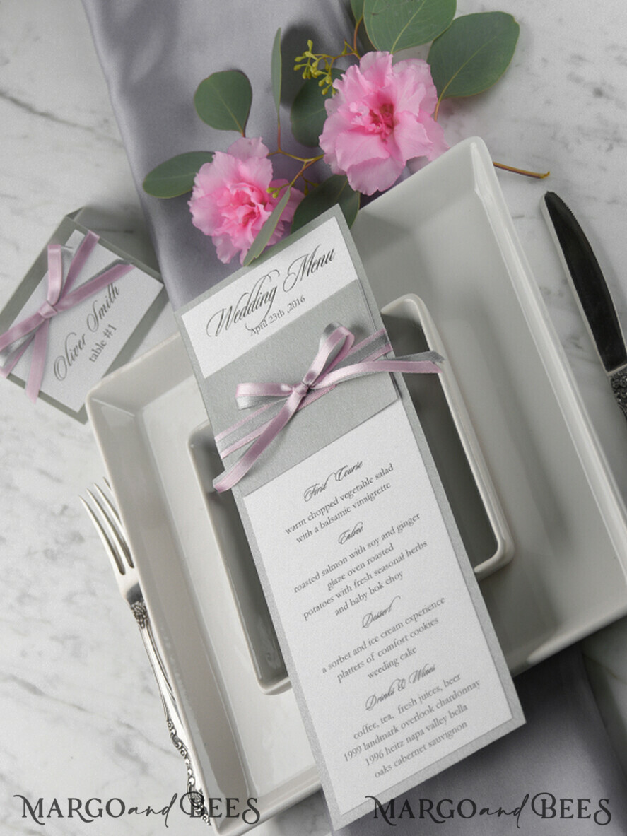 MENÜ & PROGRAMME  
 rustikal und Spitze Romantisches graues Hochzeitsmenü, elegante Menükarte mit rosa Schleife, modernes Shabby Chic Hochzeitsdinner-Menü, einfaches romantisches handgemachtes minimalistisches Hochzeitsmenü