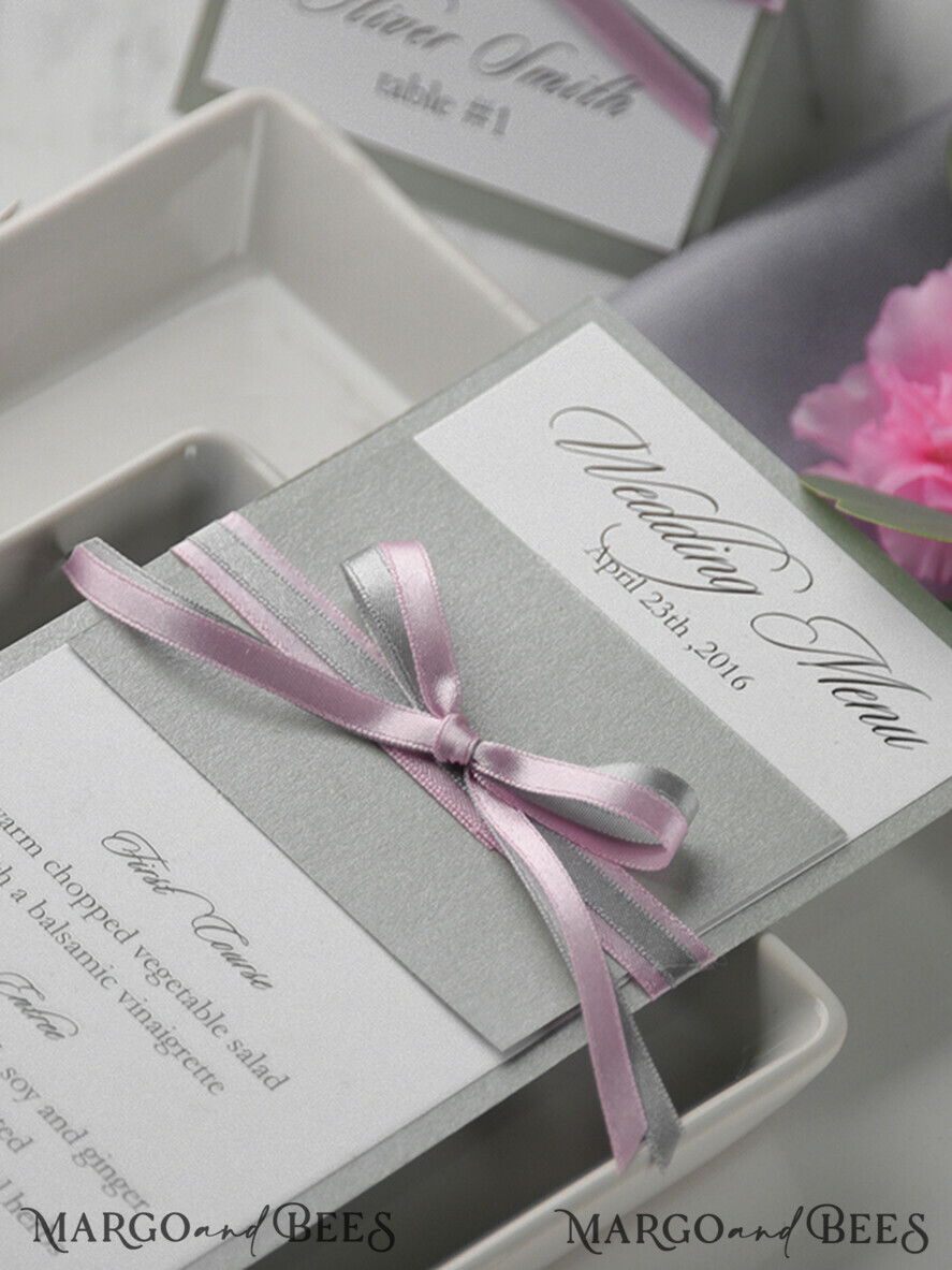 MENÜ & PROGRAMME  
 rustikal und Spitze Romantisches graues Hochzeitsmenü, elegante Menükarte mit rosa Schleife, modernes Shabby Chic Hochzeitsdinner-Menü, einfaches romantisches handgemachtes minimalistisches Hochzeitsmenü