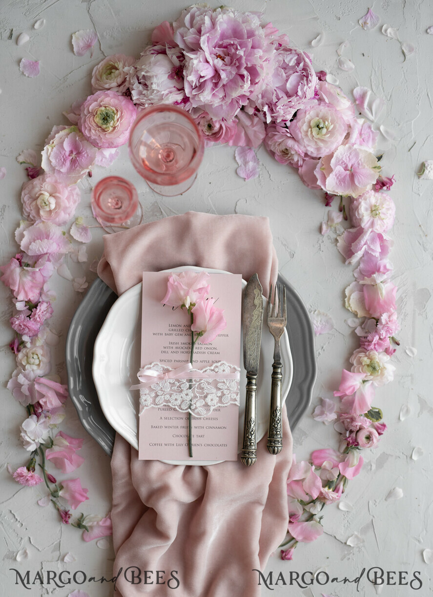 MENÜ & PROGRAMME  
 rustikal und Spitze Romantisches Blush-Pink Hochzeitsmenü mit Band, personalisierte Menü-Karten aus Vintage-Spitze, Shabby Chic Hochzeitsmenü mit floralem Motiv, minimalistische Hochzeitskarten