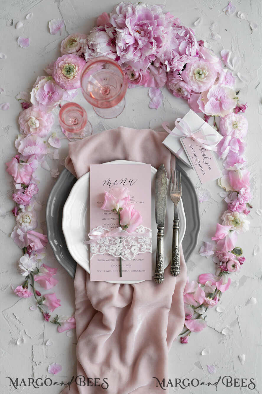 MENÜ & PROGRAMME  
 rustikal und Spitze Romantisches Blush-Pink Hochzeitsmenü mit Band, personalisierte Menü-Karten aus Vintage-Spitze, Shabby Chic Hochzeitsmenü mit floralem Motiv, minimalistische Hochzeitskarten