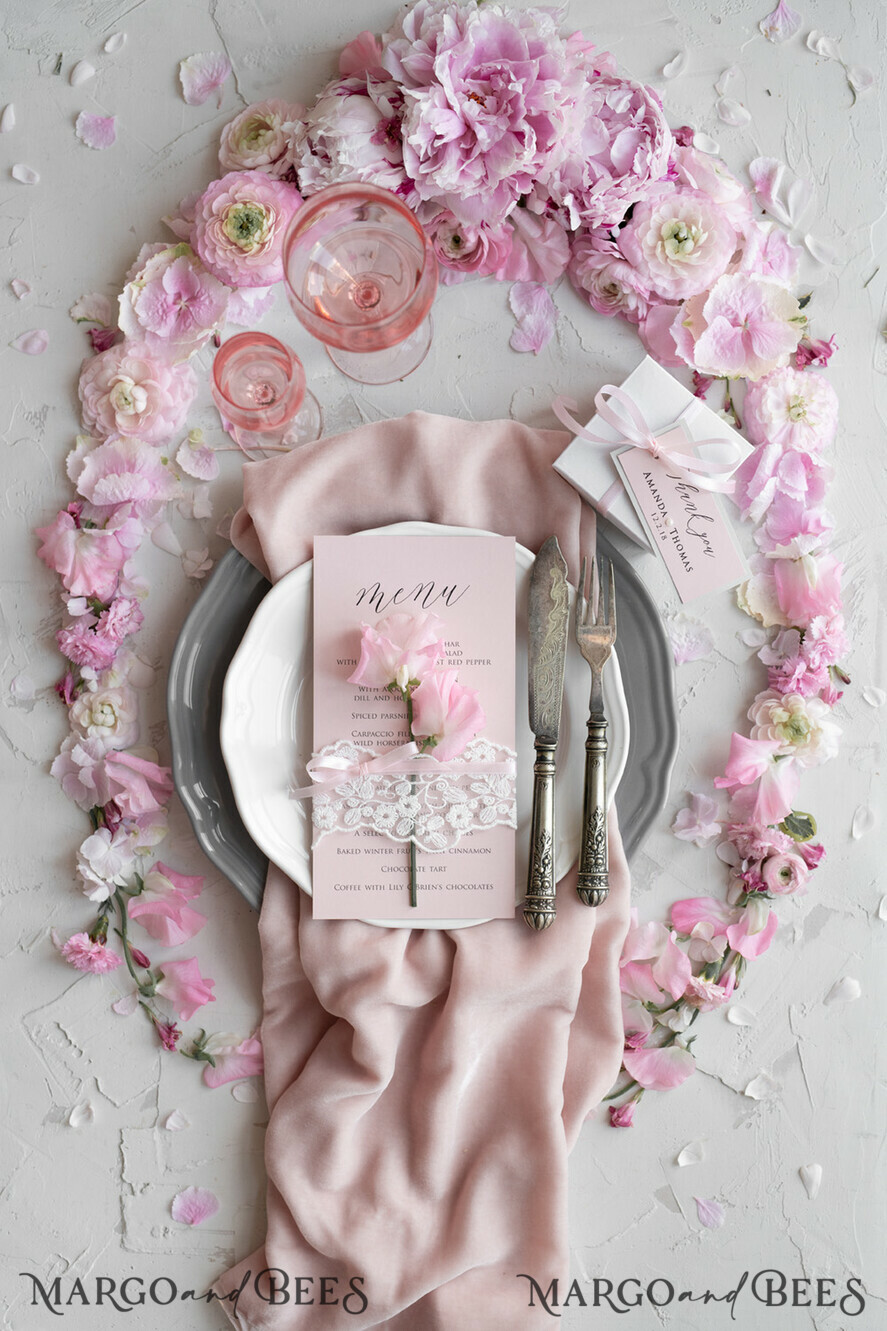 MENÜ & PROGRAMME  
 rustikal und Spitze Romantisches Blush-Pink Hochzeitsmenü mit Band, personalisierte Menü-Karten aus Vintage-Spitze, Shabby Chic Hochzeitsmenü mit floralem Motiv, minimalistische Hochzeitskarten