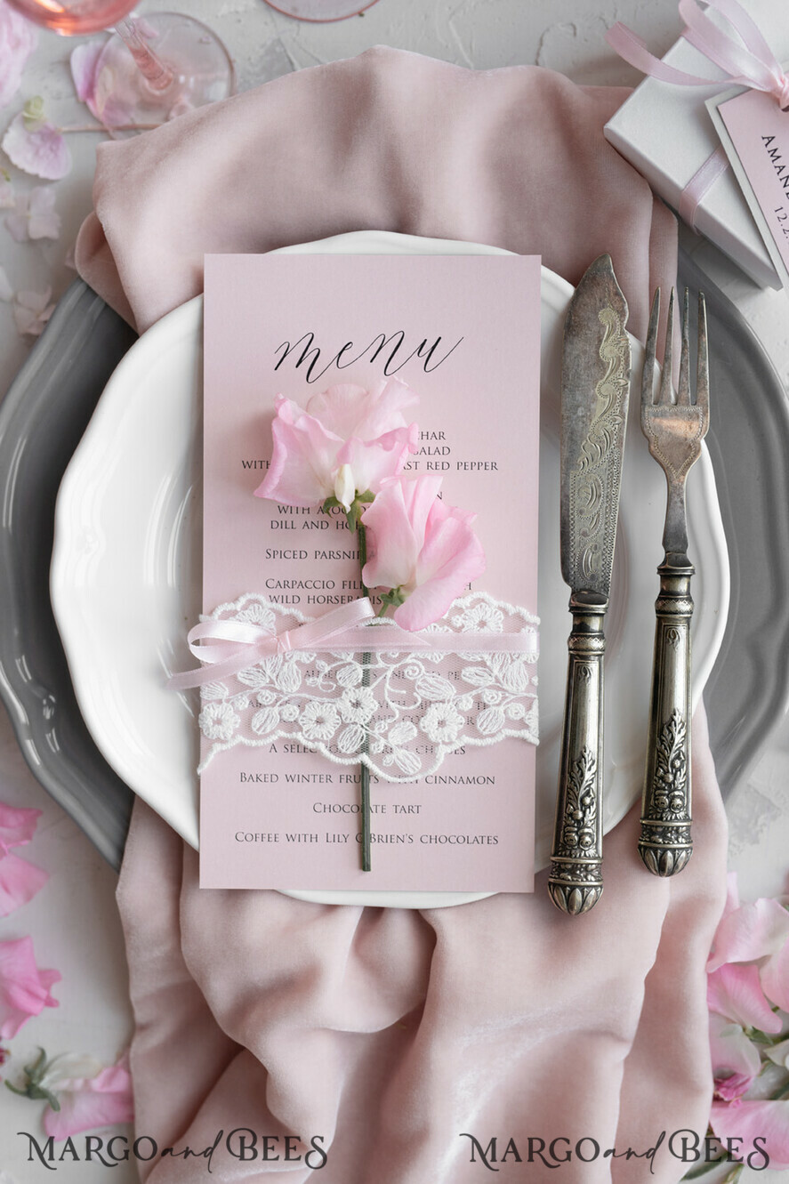 MENÜ & PROGRAMME  
 rustikal und Spitze Romantisches Blush-Pink Hochzeitsmenü mit Band, personalisierte Menü-Karten aus Vintage-Spitze, Shabby Chic Hochzeitsmenü mit floralem Motiv, minimalistische Hochzeitskarten