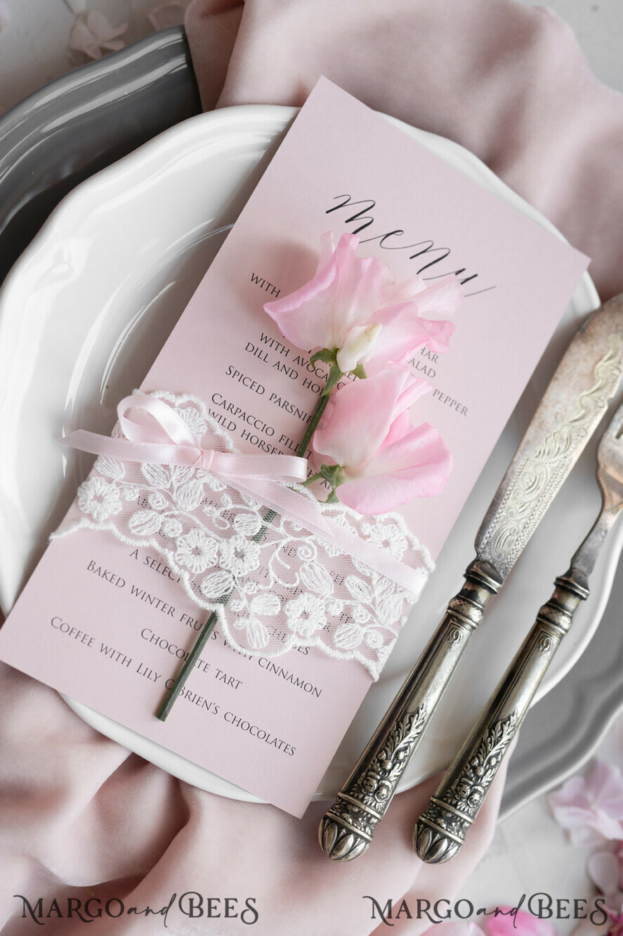 MENÜ & PROGRAMME  
 rustikal und Spitze Romantisches Blush-Pink Hochzeitsmenü mit Band, personalisierte Menü-Karten aus Vintage-Spitze, Shabby Chic Hochzeitsmenü mit floralem Motiv, minimalistische Hochzeitskarten