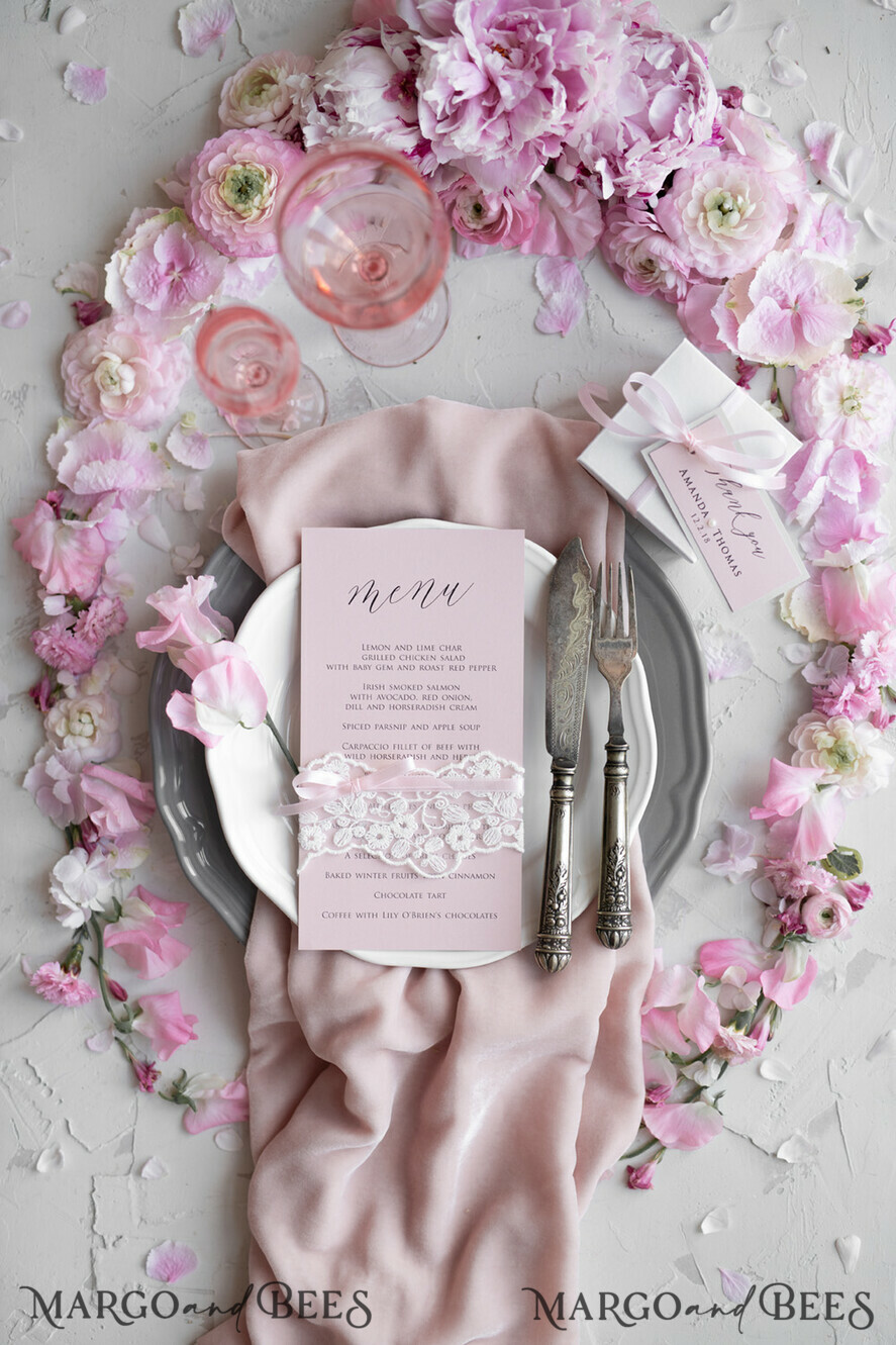 MENÜ & PROGRAMME  
 rustikal und Spitze Romantisches Blush-Pink Hochzeitsmenü mit Band, personalisierte Menü-Karten aus Vintage-Spitze, Shabby Chic Hochzeitsmenü mit floralem Motiv, minimalistische Hochzeitskarten