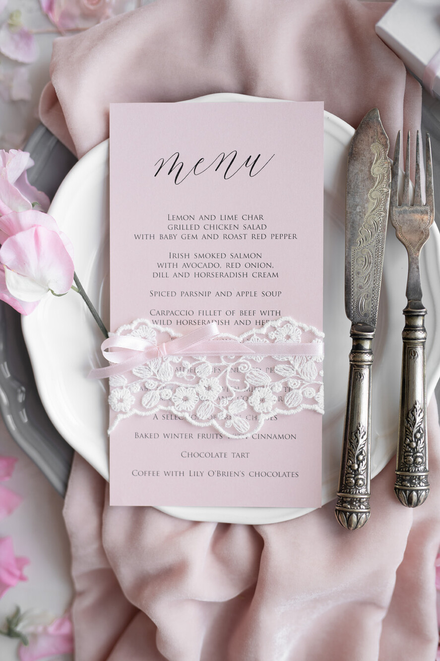 MENÜ & PROGRAMME  
 rustikal und Spitze Romantisches Blush-Pink Hochzeitsmenü mit Band, personalisierte Menü-Karten aus Vintage-Spitze, Shabby Chic Hochzeitsmenü mit floralem Motiv, minimalistische Hochzeitskarten