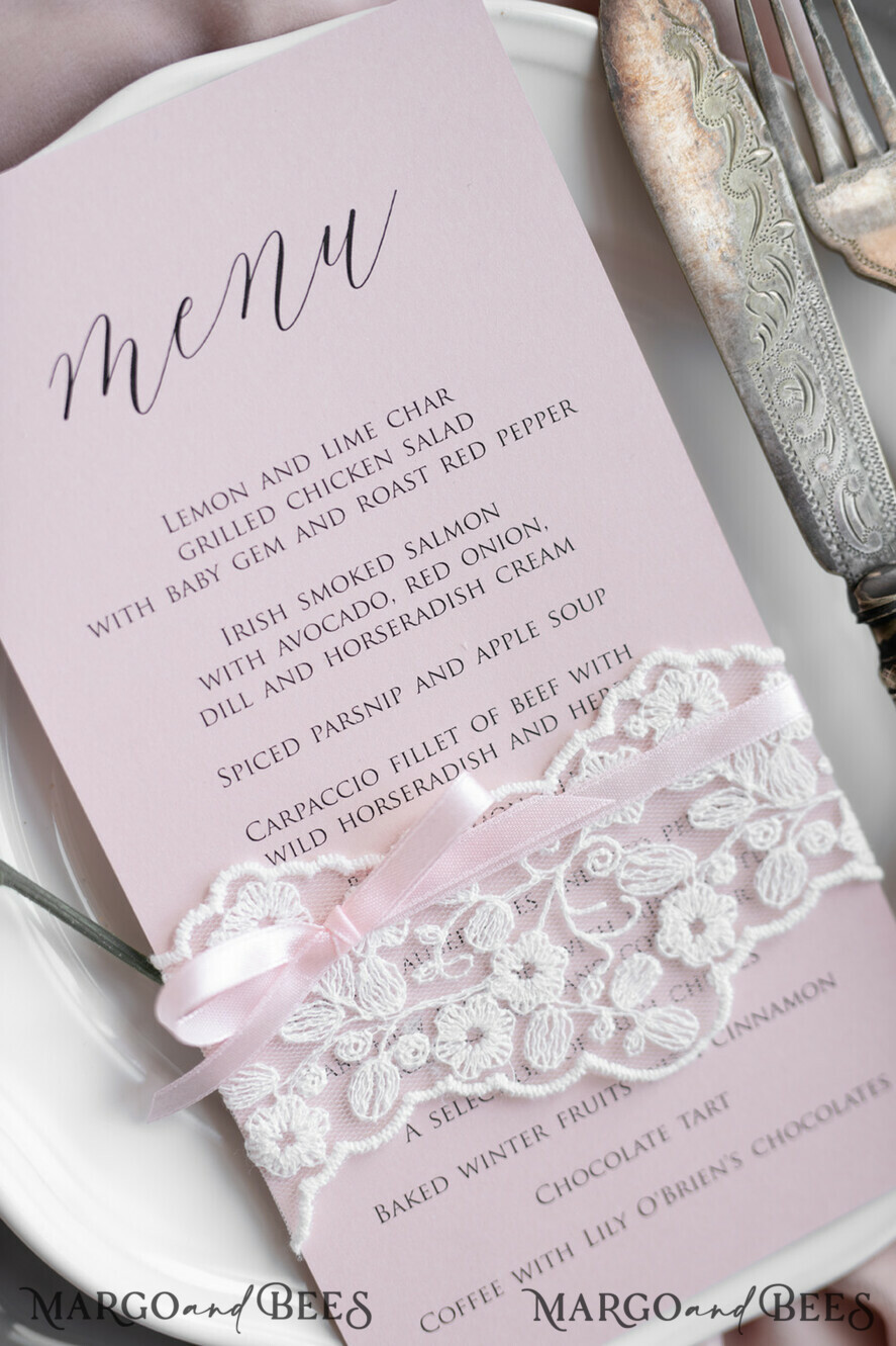 MENÜ & PROGRAMME  
 rustikal und Spitze Romantisches Blush-Pink Hochzeitsmenü mit Band, personalisierte Menü-Karten aus Vintage-Spitze, Shabby Chic Hochzeitsmenü mit floralem Motiv, minimalistische Hochzeitskarten