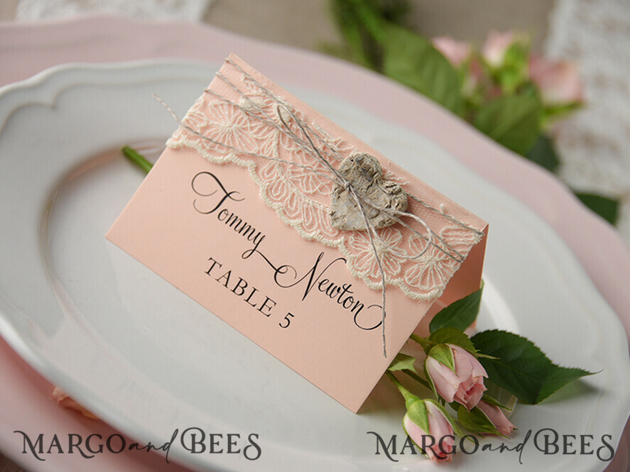 PLATZKARTEN / TISCHKARTEN  
 rustikal und Spitze Romantische Ecru-Spitzen-Hochzeitsplatzkarten, Blush-Pink-Nametags mit natürlicher Schnur und Holzherz, elegante Hochzeitsstationery, rustikale Escortkarten, bearbeitbarer Text.