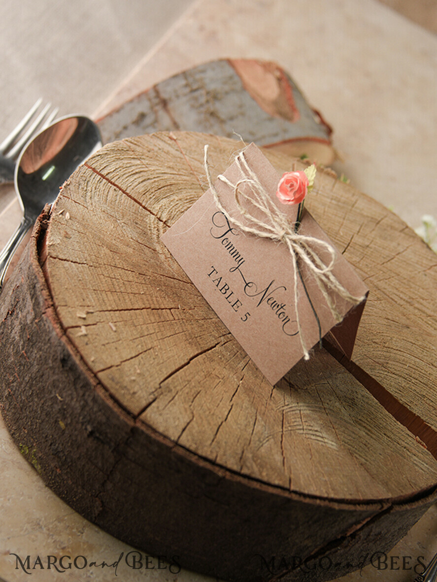 PLATZKARTEN / TISCHKARTEN  
 rustikal und Spitze Rustikale Eco Braune Hochzeitsplatzkarten, Zarte Hochzeitsnamensschilder mit Weißer Rosen-Dekoration, Juteschnur und Rosen-Dekoration, Einzigartige Eco Hochzeitsstationery, Bearbeitbarer Text