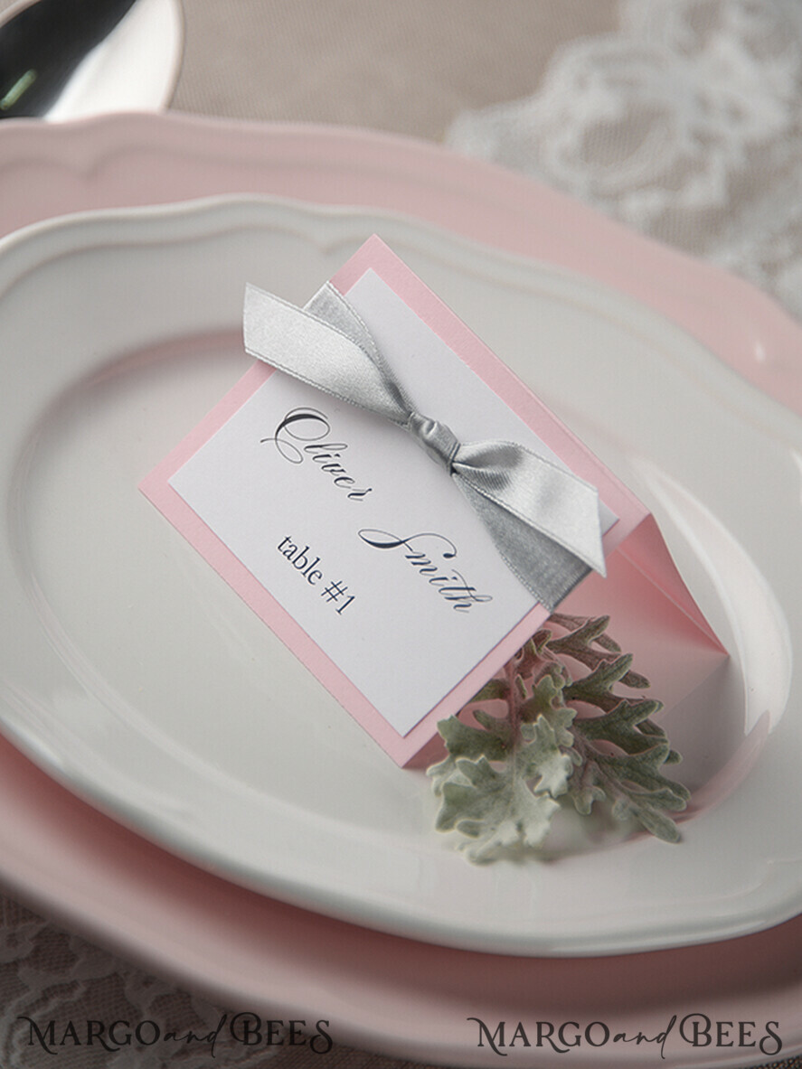 PLATZKARTEN / TISCHKARTEN  
 rustikal und Spitze Romantische rosa Hochzeitsplatzkarten, Blush-Pink Namensschilder mit grauem Schleifenband, elegante Hochzeitsstationär, rustikale Empfangskarten, bearbeitbarer Text, Hochzeitsbeschilderung.