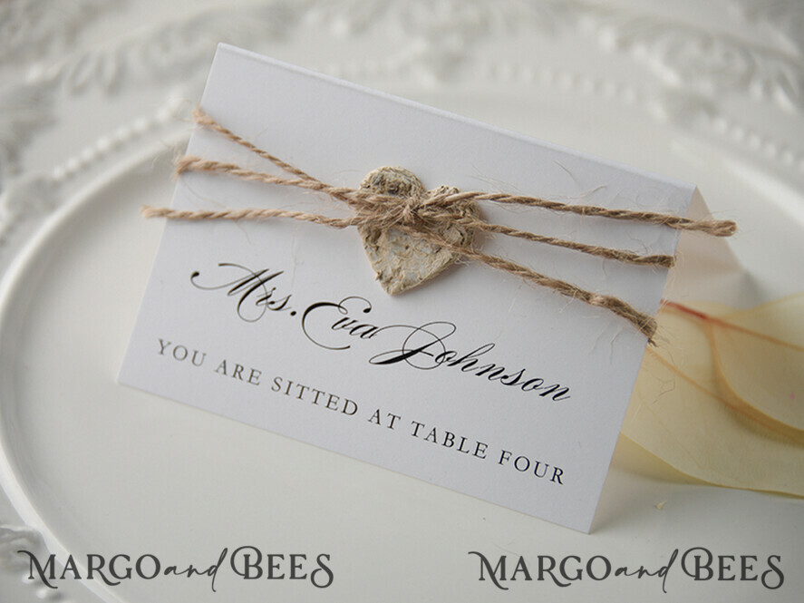 PLATZKARTEN / TISCHKARTEN  
 rustikal und Spitze Elegante eco-freundliche weiße Hochzeitsplatzkarten mit Holzherz, weiße Hochzeitsnamensschilder mit Jute-Schnur und Birkenherz, rustikale Hochzeitsstationery, editierbarer Text.
