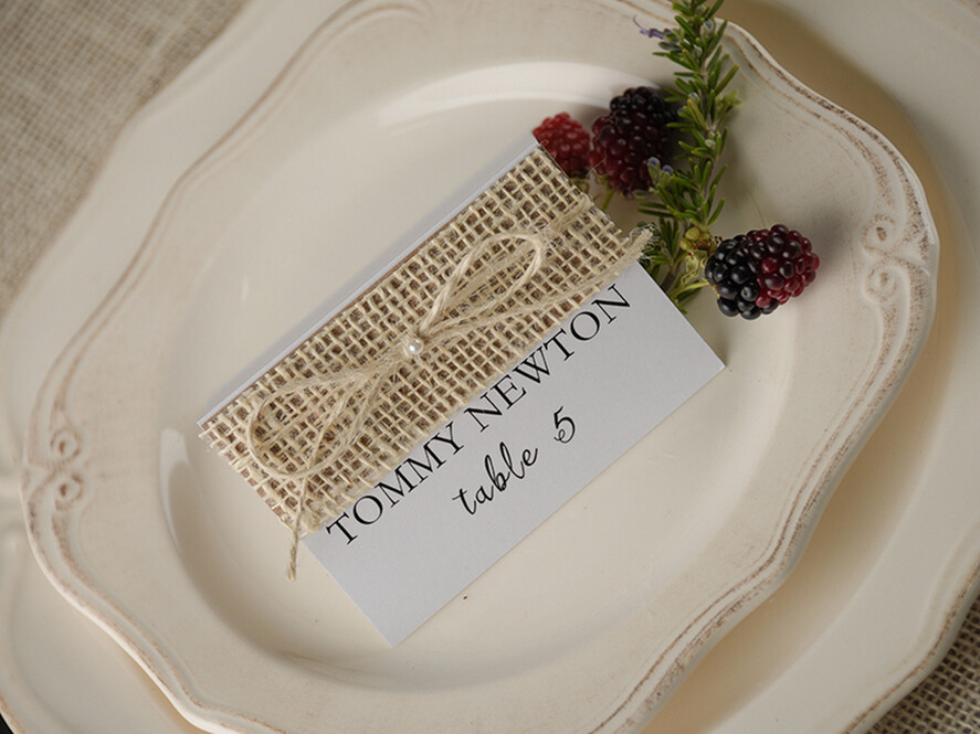 PLATZKARTEN / TISCHKARTEN  
 rustikal und Spitze Rustikale Hochzeitsplatzkarten, weiße und umweltfreundliche Platzkarten, natürliche Jute-Schnur Hochzeitsnamenskarten, umweltfreundliche rustikale Namensschilder, bearbeitbarer Text, einfaches Design Empfangskarten.