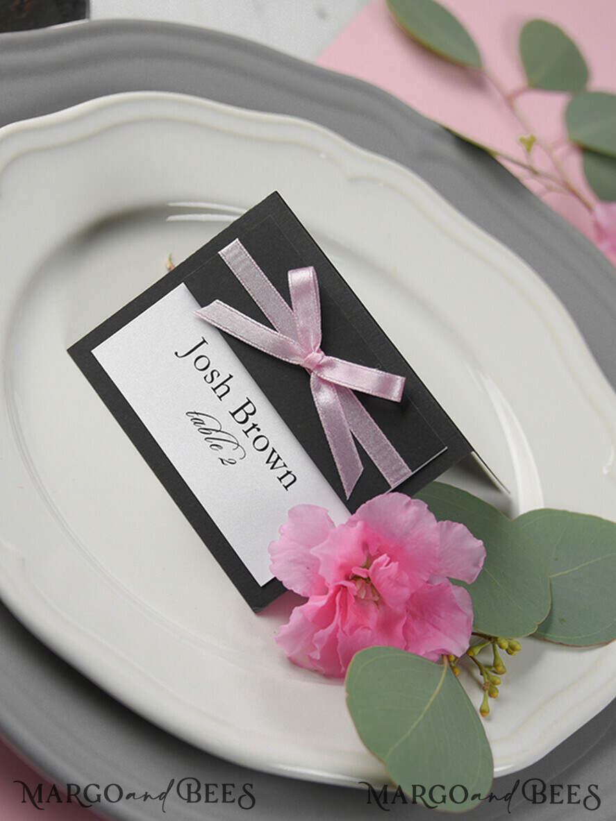 PLATZKARTEN / TISCHKARTEN  
 rustikal und Spitze Romantische schwarze minimalistische Hochzeitsplatzkarten mit pinkem Band, moderne elegante botanische Platzkarte, glamouröse Tischkarten, traumhafte rustikale Hochzeitsnamensschilder.