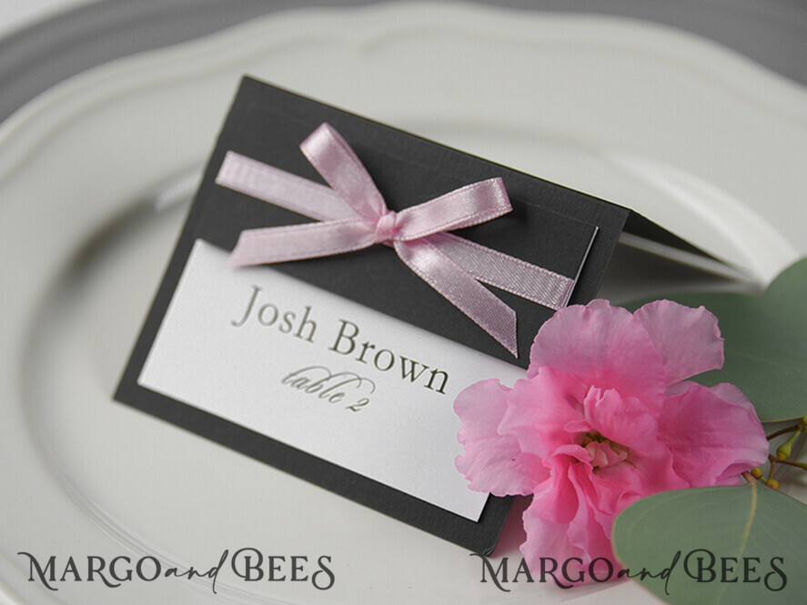 PLATZKARTEN / TISCHKARTEN  
 rustikal und Spitze Romantische schwarze minimalistische Hochzeitsplatzkarten mit pinkem Band, moderne elegante botanische Platzkarte, glamouröse Tischkarten, traumhafte rustikale Hochzeitsnamensschilder.