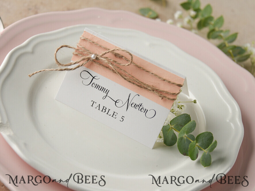 PLATZKARTEN / TISCHKARTEN  
 rustikal und Spitze Elegante Eco-Weiße und Rosa Hochzeitsplatzkarten mit Jute-Schnur, Weiße Hochzeitsnamensschilder mit Jute-Schnur und Birkenherz, Rustikale Hochzeitsstationery, Bearbeitbar