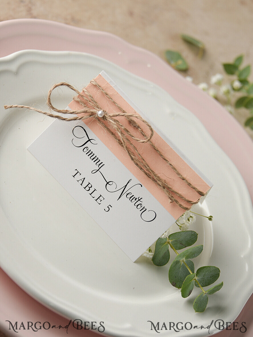 PLATZKARTEN / TISCHKARTEN  
 rustikal und Spitze Elegante Eco-Weiße und Rosa Hochzeitsplatzkarten mit Jute-Schnur, Weiße Hochzeitsnamensschilder mit Jute-Schnur und Birkenherz, Rustikale Hochzeitsstationery, Bearbeitbar