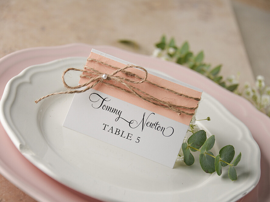 PLATZKARTEN / TISCHKARTEN  
 rustikal und Spitze Elegante Eco-Weiße und Rosa Hochzeitsplatzkarten mit Jute-Schnur, Weiße Hochzeitsnamensschilder mit Jute-Schnur und Birkenherz, Rustikale Hochzeitsstationery, Bearbeitbar