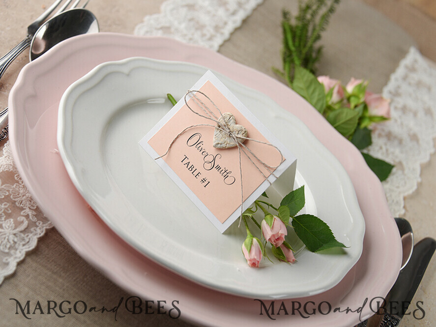 PLATZKARTEN / TISCHKARTEN  
 rustikal und Spitze Elegante Eco Weiße Hochzeitsplatzkarten mit Holzherz, rosa Hochzeitsnamensschilder mit Naturtwine und Birkenherz, rustikale Hochzeitsstationery, bearbeitbarer Text