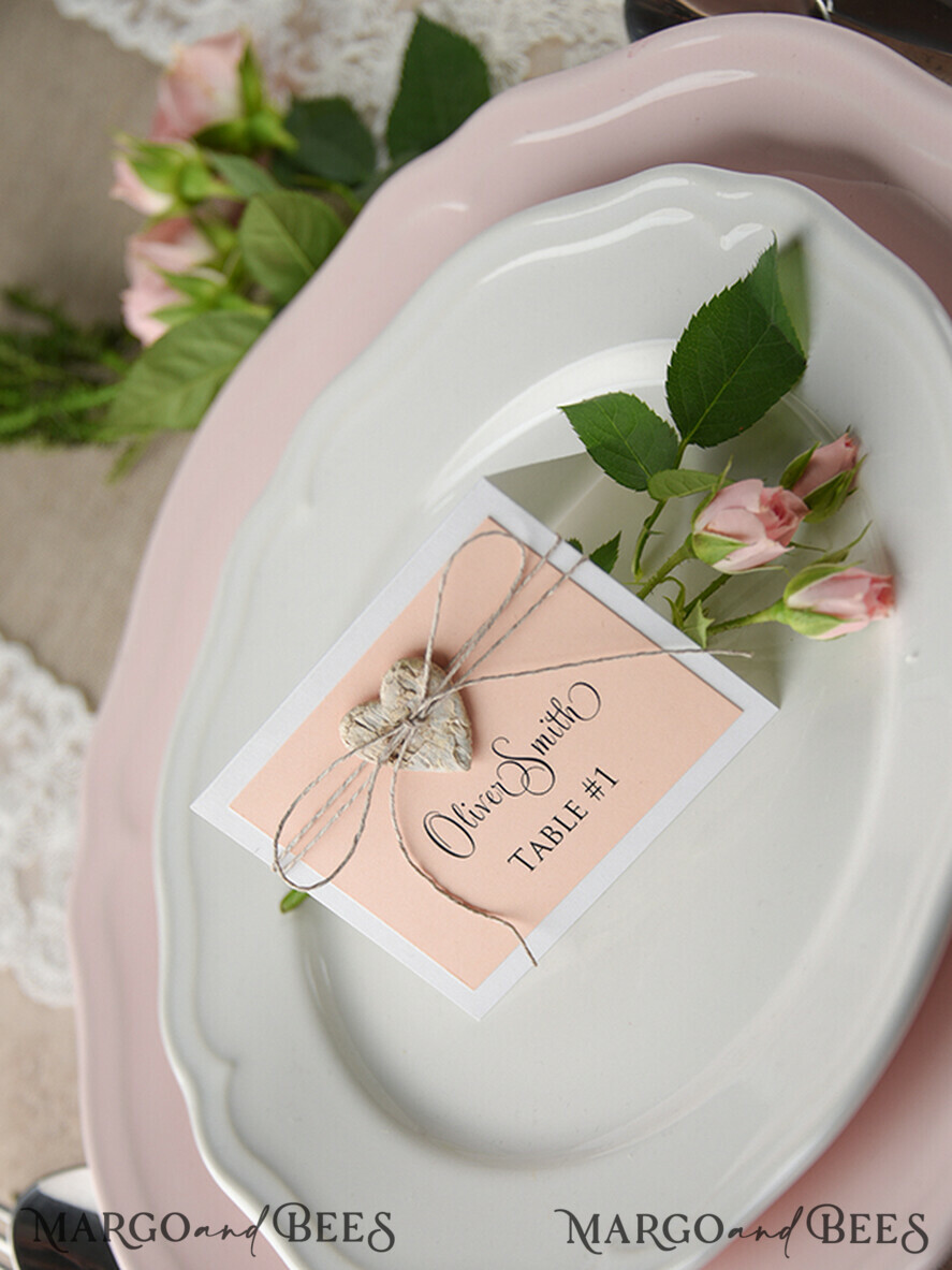 PLATZKARTEN / TISCHKARTEN  
 rustikal und Spitze Elegante Eco Weiße Hochzeitsplatzkarten mit Holzherz, rosa Hochzeitsnamensschilder mit Naturtwine und Birkenherz, rustikale Hochzeitsstationery, bearbeitbarer Text