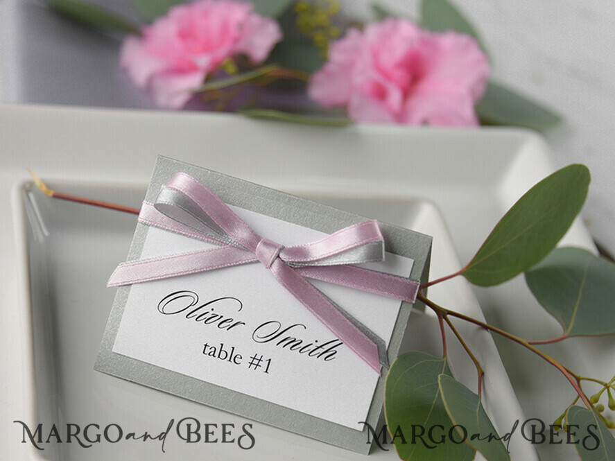 PLATZKARTEN / TISCHKARTEN  
 rustikal und Spitze Romantische graue Hochzeitsplatzkarten, graue Namensschilder mit grauem und rosa Schleifenband, elegante Hochzeitsstationery, rustikale Platzkarten, bearbeitbarer Text, Shabby Chic