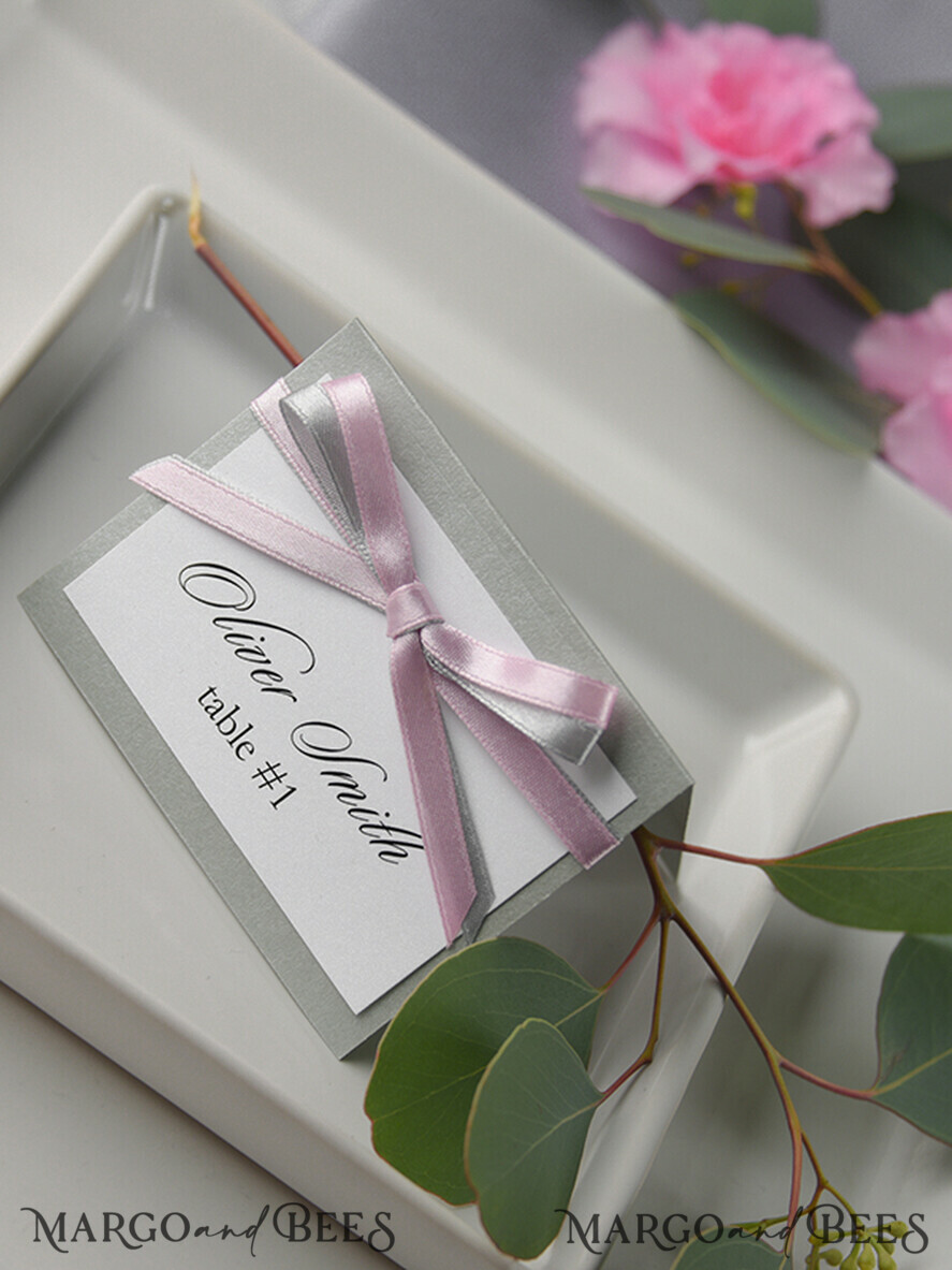PLATZKARTEN / TISCHKARTEN  
 rustikal und Spitze Romantische graue Hochzeitsplatzkarten, graue Namensschilder mit grauem und rosa Schleifenband, elegante Hochzeitsstationery, rustikale Platzkarten, bearbeitbarer Text, Shabby Chic