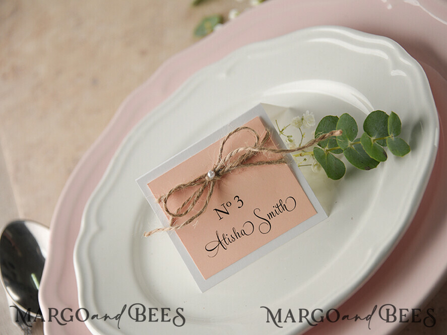 PLATZKARTEN / TISCHKARTEN  
 rustikal und Spitze Rustikale Eco Pink Hochzeitsplatzkarten, zarte Hochzeitsnamensschilder mit Jute-Deko, einzigartige romantische rustikale Hochzeitsstationery, bearbeitbarer Text, individuelle Karten.