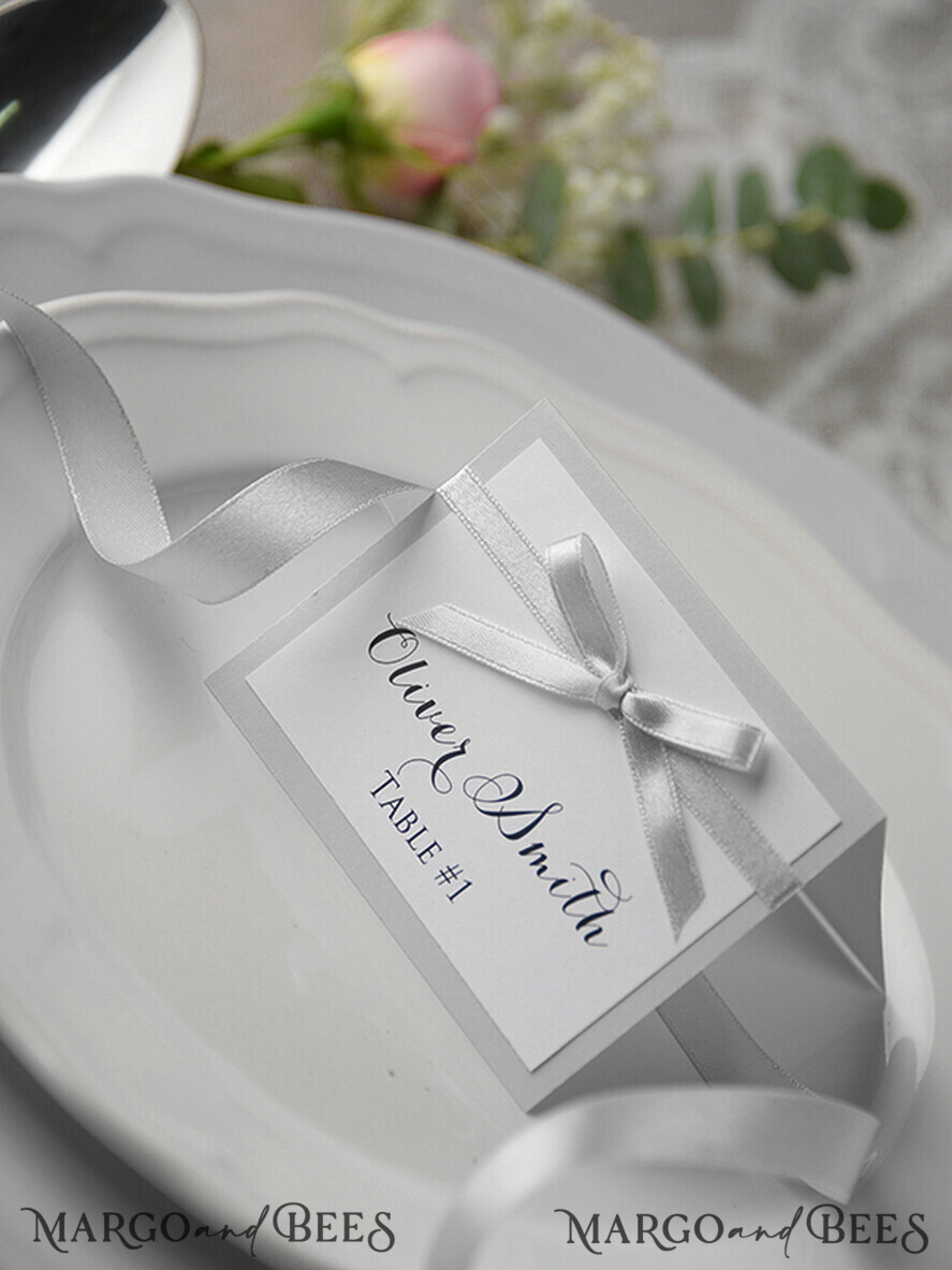 PLATZKARTEN / TISCHKARTEN  
 rustikal und Spitze Romantische weiße minimalistische Hochzeitsplatzkarten mit grauem Band, moderne elegante rustikale Platzkarten, Glamour-Tischkarten, wunderschöne graue Hochzeitsnamensschilder.